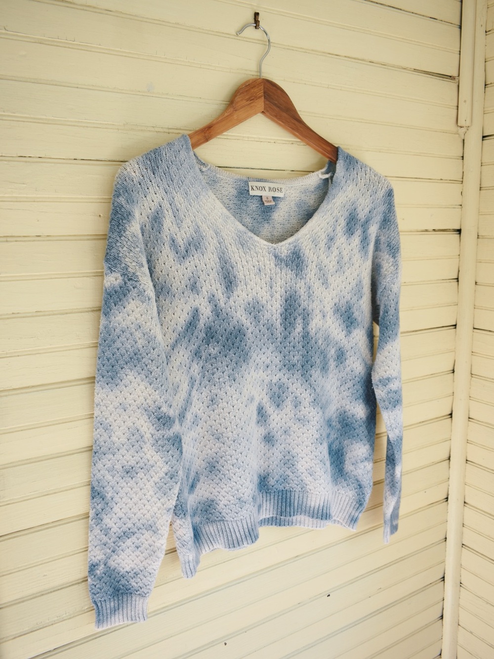 Knox Rose Blue & White V-Neck Knit Sweater